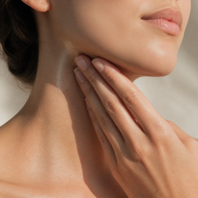 Aplica en rostro, cuello y manos